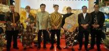 Wali Kota Solo Gibran dan Pengacara Yusril Kompak Nonton Wayang di Loji Gandrung Solo