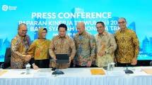 Dari ki-ka: Direktur Teknologi Informasi BSI Saladin Dharmanugraha Effendi, Direktur Kepatuhan & SDM BSI Tribuana Tunggadewi, Direktur Utama BSI Hery Gunardi, Direktur Keuangan & Strategi BSI Ade Cahyo Nugroho, Direktur Penjualan & Distribusi BSI Anton Sukarna, dan Direktur Manajemen Risiko BSI Grandhis Helmi Harumansyah saat penyampaian kinerja triwulan I 2024