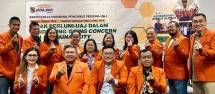 Ketua Umum Perluni Unika Atma Jaya, Michell Suharli (duduk, tengah, berkemeja putih) bersama pengurus Perluni.