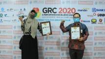 Abdul Bari Sekretaris Perusahaan Jamkrindo saat menerima penghargaan