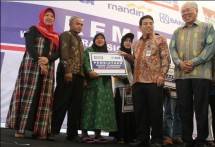 Executive VP BCA Liston Nainggolan secara simbolis menyerahkan bantuan modal disaksikan oleh Mendag Enggartiasto Lukita (Foto Ist)