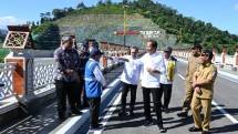 Presiden saat meresmikan Bendungan Tiu Suntuk NTB