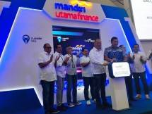 Direktur Finance & Bussiness Relationship Mandiri Utama Finance, Rully Setiawan (kanan) saat gelar pameran MUF Auto Fest di Mall Kelapa Gading, Jakarta Utara, pada Selasa (7/5/2024). Mandiri Utama Finance Bidik Pembiayaan Kendaraan Rp 200 Miliar dari Auto Fest Jakarta 