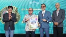 Chief Operation Officer Kideco, Edra Emilza saat mewakili PT Kideco Jaya Agung menerima penghargaan Indonesia Best CSR in Mining Sector