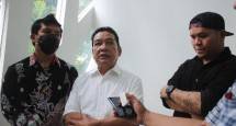 Pimpinan SWA perusahaan perkebunan Sawit (tengah)