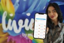 Model memperlihatkan Livin by Mandiri 