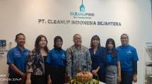 Selvi Andayani Co Founder CleanUp dan Almira Varian Jesse Founder CleanUp bersama Tim CleanUp Indonesia