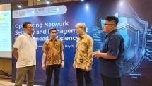 Dari kiri ke kanan) SASE Sales Spesialist HPE Hendro Suyanto, Network Group Department Head Multipolar Technology Ade Wachyu Kurniawan, Director Hybrid Infrastructure Services Business Multipolar Technology Yohan Gunawan, dan Solution Spesialist Helios Informatika Nusantara JK Aditya Christya Buditama sedang berbincang di sela-sela seminar &ldquo;Optimizing Network Security and Management for Enhanced Efficiency&rdquo; yang digelar oleh Multipolar Technology bersama Helios Informatika Nusantara dan HPE di Pullman Jakar