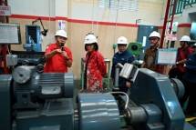 Direktur CV Kawani, Yadi Taufik Nugraha (kiri) menunjukkan mesin internal cylindrical grinding kepada Staf Ahli Bidang Keuangan dan Pengembangan UMKM Kementerian BUMN, Loto Srinaita Ginting (kedua kiri); Direktur Operasi SIG, Reni Wulandari (ketiga kiri); dan Ketua Pengurus YDBA, Rahmat Samulo (keempat kiri)