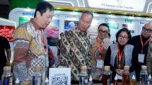 Menperin Agus Gumiwang Kartasasmita saat meninjau salah satu booth di pameran Indonesia Cosmetics Ingredients Expo & Seminar (ICI) 2024
