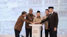 Wakil Presiden Republik Indonesia K.H. Ma'ruf Amin (tengah) didampingi Komisaris Utama BSI Muliaman D. Hadad (Kiri), PJ Gubernur Aceh Bustami Hamzah (dua dari kiri), Direktur Utama BSI Hery Gunardi (empat dari kiri) dan Wali Nangroe Aceh Tgk Malik Mahmud Al-Haythar