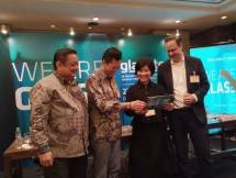 Lars Wismer, Direktur glasstec (kanan) berbincang bincang dengan jajaran pengurus asosiasi industri Kaca Indonesia, di Jakarta, Kamis (30/5/ 2024, Foto Kormen/industry.co.id