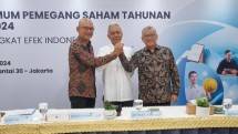 Para Komisari terpilih kiri dan kanan, tengah Komisari Utama berpose setelah RUPST Pefindo