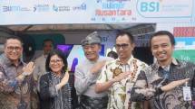 Direktur Hubungan Kelembagaan PTPN Irwan Perangin Angin, Staf Ahli Bidang Keuangan & Pengembangan UMKM KBUMN Loto Srinaita Ginting, Asisten Perekonomian dan Pembangunan Sekretariat Daerah Kota Medan Agus Suriyono, RCEO BSI Region 2 Medan Affan Mawardi, dan SVP SME Business Group Bank Syariah Indonesia Risqi Widayat saat pembukaan Festival Jelajah Kuliner Nusantara di Medan