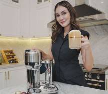 Luna Maya bikin kopi nikmat dengan mesin Vertuo Creatista dari Nespresso.