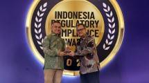 Penyerahan Piagam Kategori Diamond oleh Ahadi Bayu Tejo selaku Komisaris Utama Hukumonline kepada Arif Kayanto selaku Direktur Legal & Corporate Affairs (Kanan ke Kiri)