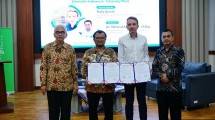 Rudy Granet, Plant Director Schneider Electric Cikarang (kedua dari kanan) menyerahterimakan donasi panel listrik dan alat uji elektrikal 