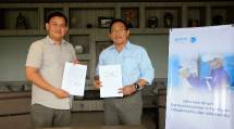 (dari kanan) Presiden Direktur PT BISA Ruang Nuswantara (BIRU), Kristiyanto Widiyawan; bersama Human Resources Manager Hotel Royal Tulip Gunung Geulis, Yogi Iswandi saat penandatanganan kerja sama.