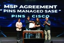 Direktur Enterprise & Business Service Telkom Indonesia FM Venusiana R. (paling kiri), Direktur Network & IT Solution Telkom Indonesia Herlan Wijanarko (paling kanan), President Director PINS Indonesia Roberto Surya Negara (kedua dari kiri) dan Managing Director Cisco Indonesia Marina Kacaribu (kedua dari kanan) saat peluncuran produk terbaru PINS Managed SASE