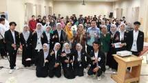 Mahasiswa penerima BSI Scholarship sedang berbincang bersama di universitas. Sebanyak 5.195 mahasiswa dan pelajar mendapat beasiswa dari PT Bank Syariah Indonesia Tbk (BSI) melalui program beasiswa BSI Scholarship yang bekerjasama dengan BSI Maslahat hingga bulan Maret 2024. 