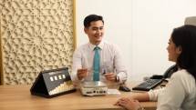 Petugas customer service di salah satu konter layanan emas BSI sedang melayani nasabah. 