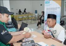 Jamaah Haji menukarkan uang rupiah ke dalam mata uang riyal