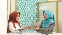 Petugas layanan BSI sedang melayani transaksi nasabah di salah satu kantor Cabang BSI 