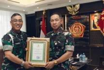 Panglima Jenderal TNI Agus Subiyanto Terima Pin Gajah Mada, Sebagai Simbol Warga Kehormatan Puspomad