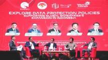 Dirjen Aptika Kemenkominfo Semuel Abrijani Pangerapan (dua dari kiri) dan Direktur Group Business Development Telkom Honesti Basyir (tengah) saat menjadi panelis dalam sesi diskusi panel yang digelar NeutraDC bersama KBRI Singapura bertajuk &ldquo;Explore Data Protection Policies Supporting Global Enterprise&rsquo;s Expansion in Indonesia&rdquo; di KBRI Singapura