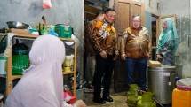 Komisaris Utama Telkom Bambang Permadi Soemantri Brodjonegoro (tengah) dan Direktur Utama Telkom Ririek Adriansyah (dua dari kanan) melihat langsung proses produksi berbagai produk dari Balla Ratea, salah satu UMKM unggulan mitra binaan Telkom yang bergerak di bidang kuliner khas Makassar