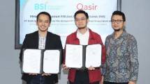 BSI menggandeng Qasir.id, platform startup yang fokus bergerak dari sisi pembayaran transaksi bagi UMKM. Kerjasama ini ditandatangani oleh SVP SME Business Group BSI Risqi Widayat (kiri) dan CEO Qasir.id Rachmat Anggara (kanan).