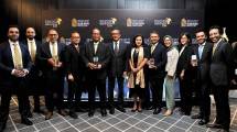 Jajaran direksi dan manajemen USS Maybank Indonesia seusai menerima penghargaan di ajang Euromoney Islamic Finance Award 2024