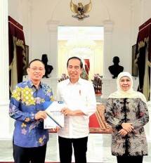 Bertemu Presiden Jokowi, Khofifah Indar Parawansa dan Rektor Unair Serahkan Konsep untuk Indonesia Maju 2034