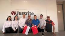 Jajaran direksi dan manajemen PT Wana Dirga Nusantara saat menerima penghargaan dari Justrite