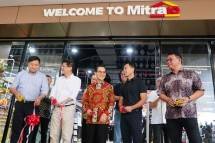 Kika: Warit Jintanawan, Direktur PT Catur Sentosa Adiprana Tbk (kedua dari kiri). Budyanto Totong, Founder dan Dirut PT Catur Sentosa Adiprana Tbk (tengah) Andy Totong, Direktur Utama Mitra10 (kedua dari kanan)