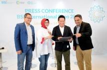 Direktur Utama BSI Hery Gunardi (kanan kedua) bersama Direktur Sales & Distribution BSI Anton Sukarna (kanan pertama), Direktur Compliance Human Capital BSI Tribuana Tunggadewi (kiri kedua) dan SVP Corporate Secretary & Communication BSI Wisnu Sunandar (kiri pertama) saat konferensi pers BSI International Expo di Sentosa Senayan Jakarta. 