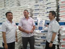 Jajaran Direksi PT Bungasari Flour Mills, Kiri-Kanan: Sales &Marketing; Director, Budianto Wijaya, Tengah Presdir, Grant Lutz dan Yeoh Theam Seng, Vice President Director Foto: Dok INDUSTRY.co.id