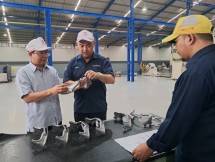 Direktur Utama PT Cipta Perdana Lancar Tbk. Hamim (Kiri) didampingi Direktur Tjoeng Rino Saputra menjelaskan perjalanan bisnis perusahaan yang dimulai dari industri rumahan hanya dengan empat karyawan kini berkembang menjadi perusahaan maju pesat, di Kantor CPL, Banten, Sabtu (15/06/2024). 