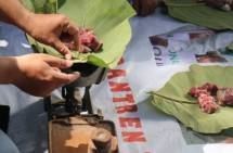 Pembungkusan daging hewan kurban nonplastik ( Dompet Dhuafa)
