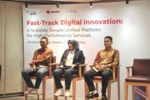 Head of Division IT Bank Sumsel Babel Maulidah Asnediana (tengah) sedang menceritakan tentang manfaat penggunaan solusi VisionDG dan Red Hat OpenShift kepada peserta seminar _&ldquo;Fast-Track Digital Innovation: A Scalable, Secure Unified Platform for High-Performance Services&rdquo;_ yang diselenggarakan oleh Multipolar Technology, Red Hat, dan Virtus di Ayana Midplaza, Jakarta, Selasa (11/6).