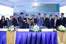 Adrianto P. Adi, Presiden Direktur PT Summarecon Agung Tbk, mengambil posisi di tengah-tengah (posisi ketujuh dari kini) ketika berfoto bersama Direktur dan Komisaris lainnya usai RUPST di Jakarta, 20 Juni 2024. (Foto: Humas SMRA)