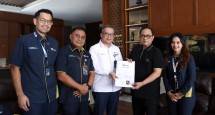 Direktur Investasi PT ASABRI (Persero) Jeffry Haryadi P. Manullang didampingi Sekretaris Perusahaan, Okki Jatnika dan Kepala Kantor Cabang Utama Jakarta, Aris Karyawan bersama dengan Mitra Bayar Bank Mandiri Taspen yang diwakili oleh Distribution Head, Pande Putu Rambiawan menyerahkan manfaat Program Tabungan Hari Tua (THT) dan Jaminan Pensiun kepada Komjen Pol (Purn) Prof. Dr. Gatot Eddy Pramono, Msi