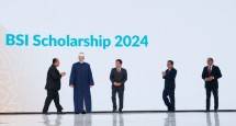 Peresmian Scholarship dilakukan oleh Direktur Utama BSI Hery Gunardi (dua dari kiri), Vice Grand Syeikh of Al-Azhar Kairo Mesir Mohamed Abdel Rahman Al-Duweiny (paling kiri), Komisaris Utama BSI Muliaman D. Hadad (tiga dari kiri) dan Direktur Eksekutif BSI Maslahat, Sukoriyanto Saputro (paling kanan).
