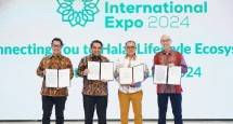 (kiri-kanan). Penandatangan kerjasama dilakukan oleh Direktur Sales and Distribution BSI Anton Sukarna (dua dari kiri), Direktur Sales PT Telekomunikasi Selular Adiwinahyu Basuki Sigit, Direktur PT Pertamedika Bali Hospital Mochamad Sonny Irawan, Direktur PT Adi Sarana Armada Tbk dan PT Adi Sarana Transportasi Jerry Fandy Tunjungan (paling kanan)