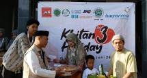 Peserta sunatan masal saat menerima bingkisan dari Jufi