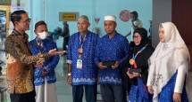 SVP Islamic Ecosystem Solution BSI Muhammad S. Habiby (kiri pertama) berbincang dengan jamaah haji khusus Indonesia pada agenda penjemputan rombongan pertama kepulangan haji 2024 di Terminal 3 Bandara Soekarno Hatta Cengkareng