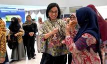 Menteri Keuangan Sri Mulyani beri semangat perempuan pelaku UMKM yang juga nasabah PNM.