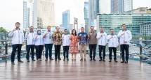 Jajaran Bank DKI berpose di depan Bundaran HI