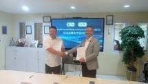 Chairman Guangzhou Baiyun Meiwan Technology Development Co., Ltd., Cai, Bingguo (kiri) dan Direktur PT Nose Herbalindo, Kim Ho (kanan) berfoto usai penandatanganan Mou untuk investasi di bidang industri kecantikan di Jakarta, Rabu (26/6/2024)