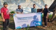 Tebar Berkah Idul Adha, YBM PLN Bagikan 240 Paket Daging di Muara Karang